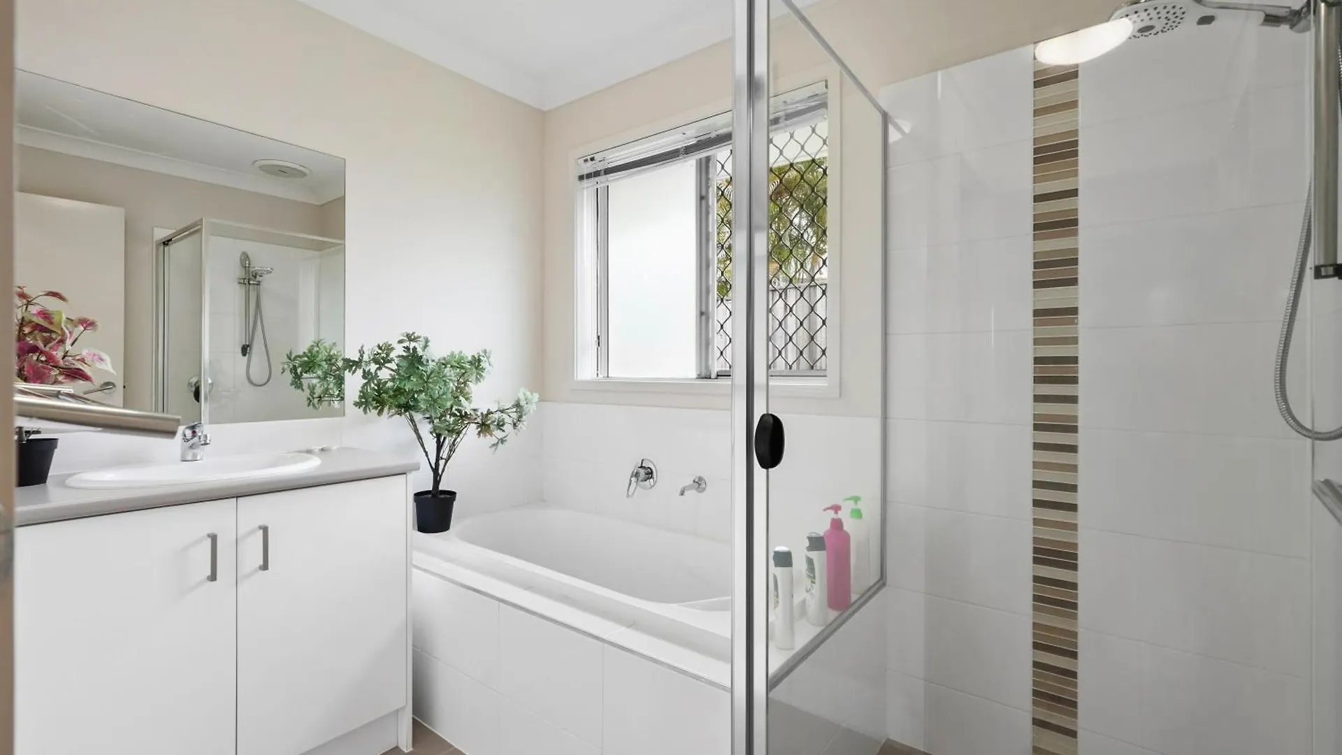 Comfy 5Bdr 2Bth Gold Coast Home 0*,  オーストラリア